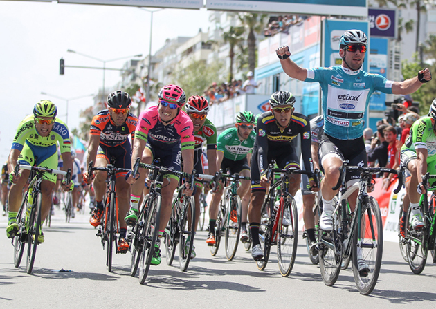 Mark Cavendish wins stage 2